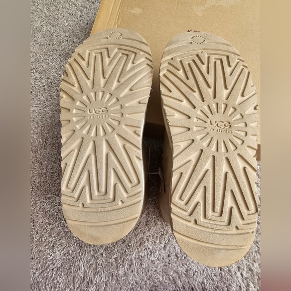 Ugg Gold Flora Boot Kids Size 3 - Picture 2 of 8